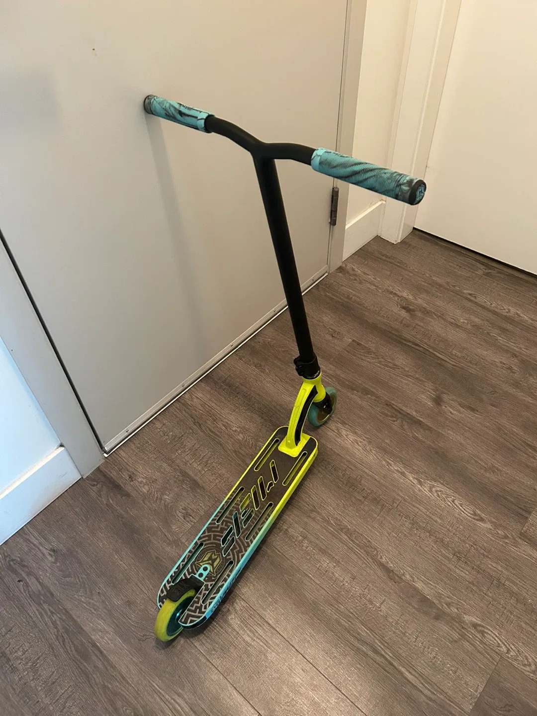 MGP MFX Scooter - Yellow & Blue image indicator(3)