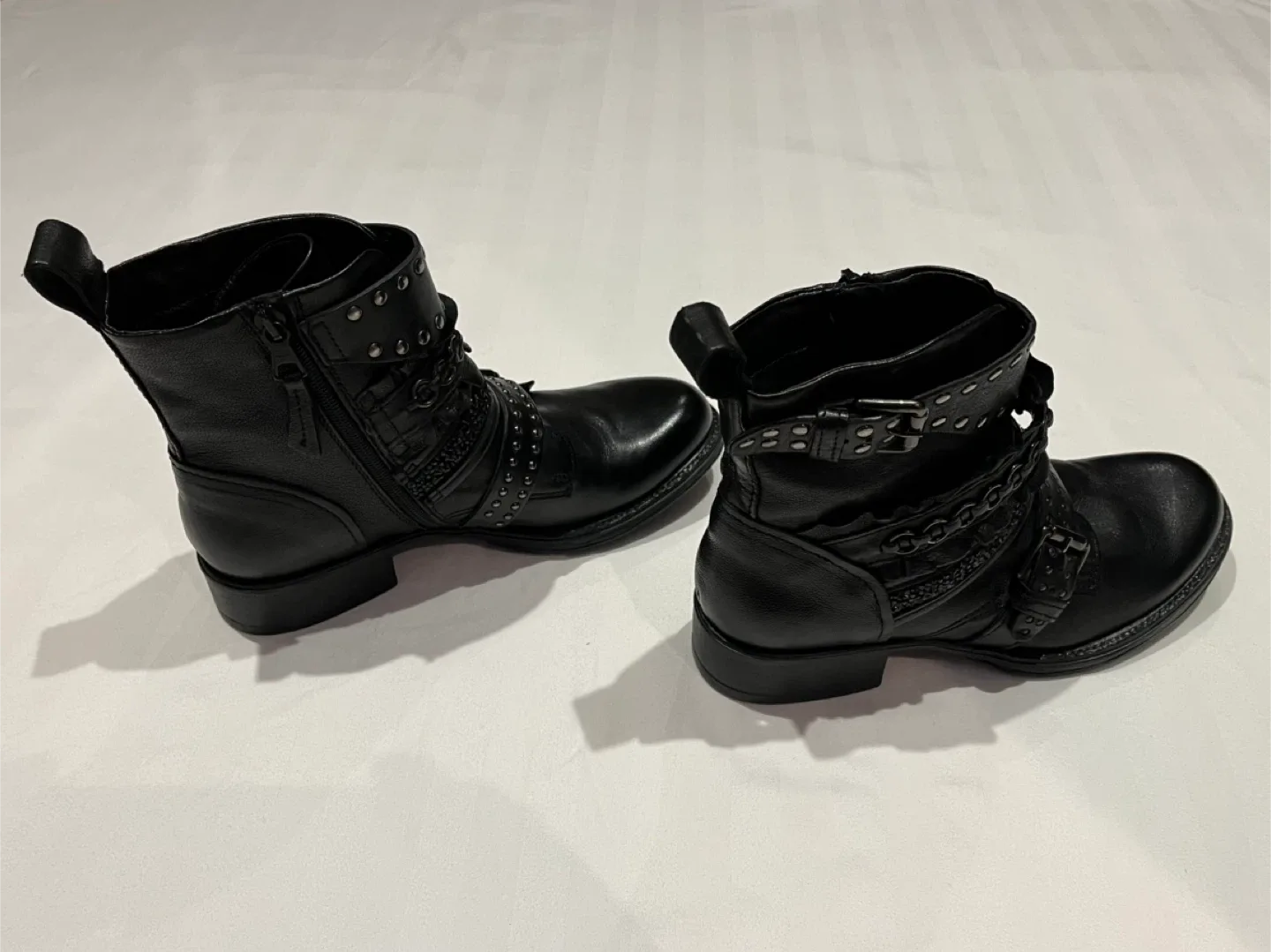 NEW Brown’s Black Leather Studded Ankle Boots - Size 7 image indicator(2)