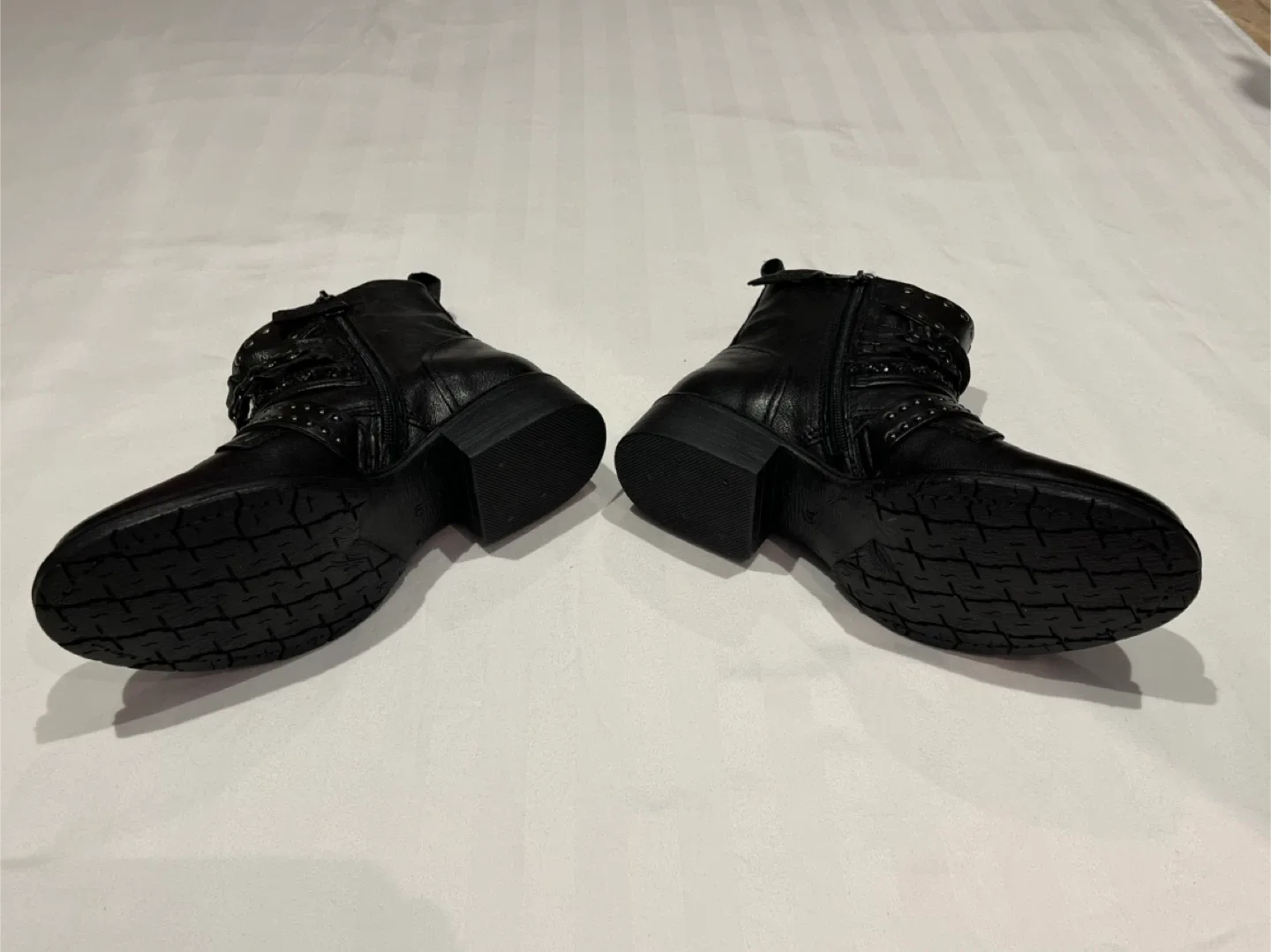 NEW Brown’s Black Leather Studded Ankle Boots - Size 7 image indicator(4)