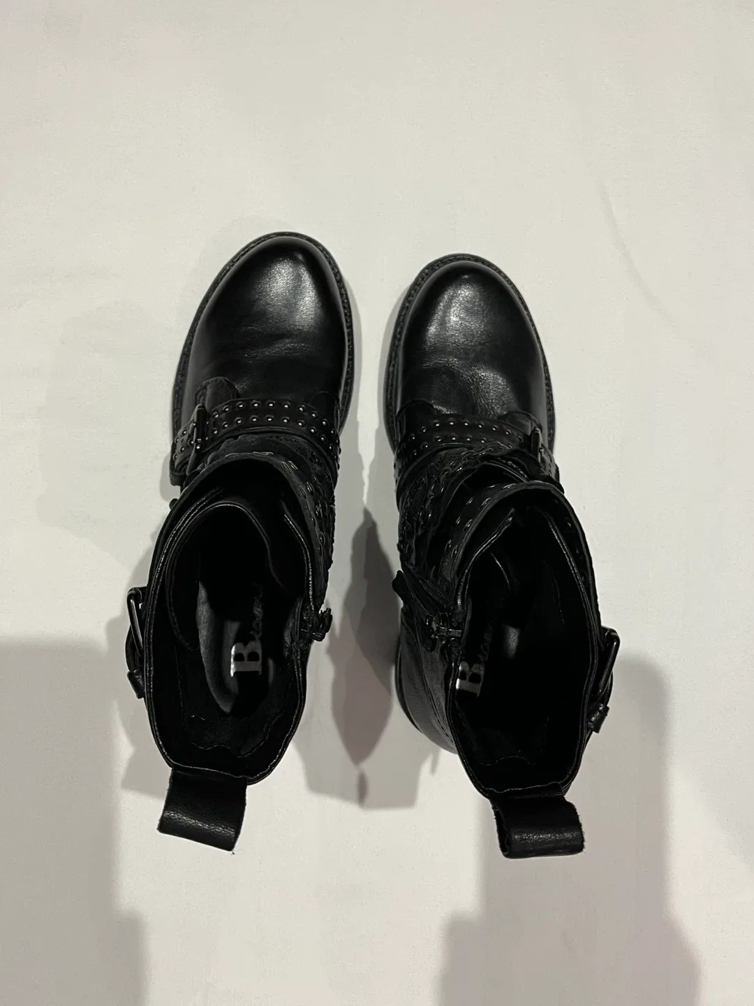 NEW Brown’s Black Leather Studded Ankle Boots - Size 7 image indicator(3)