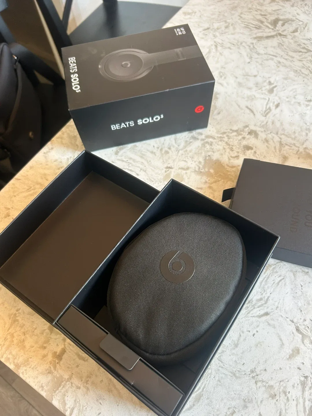 New Beats Solo3 Wireless Headphones - Black image indicator(2)