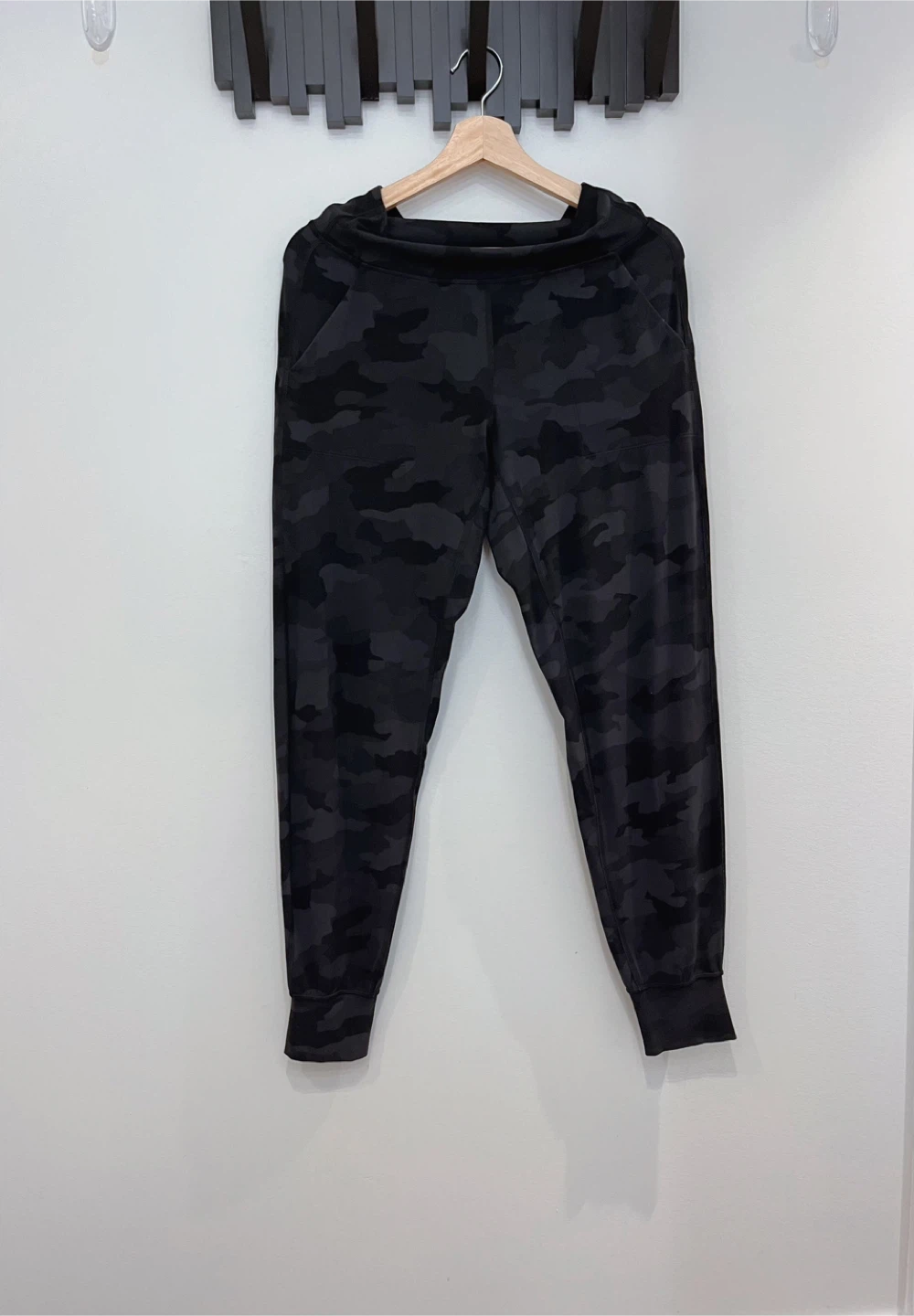 Lululemon Align Jogger Size 6 - Camo