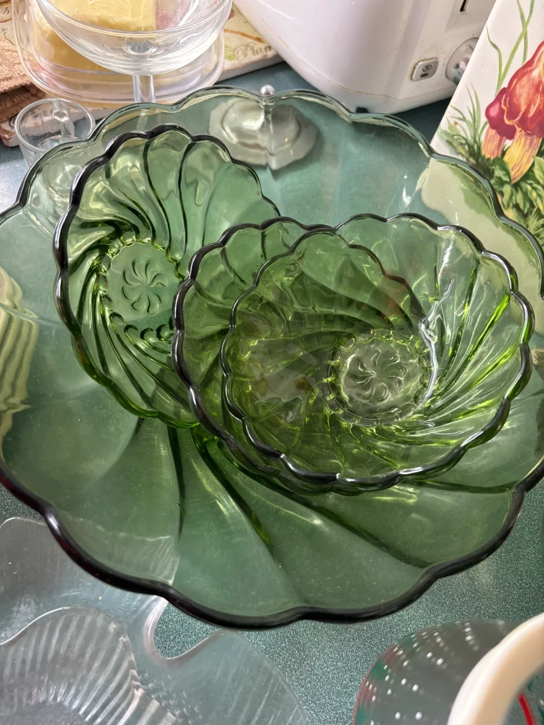 Green Glass Serving Bowl Set thumbnail