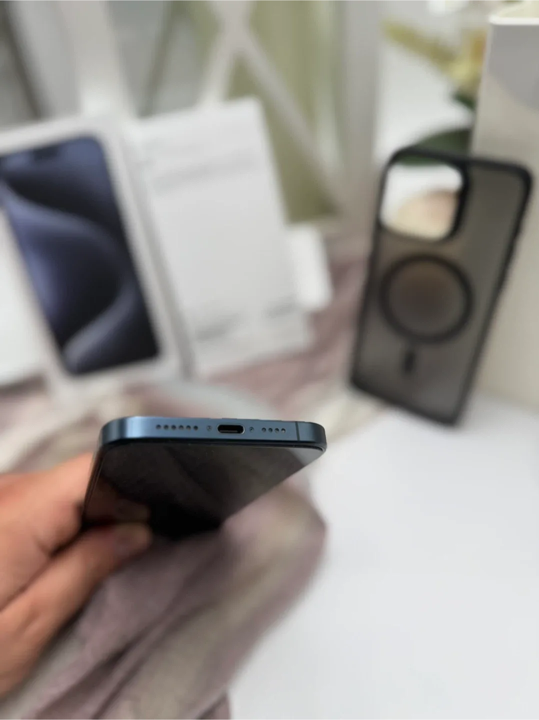 iPhone 15 Pro Max, 256GB, 10/10 Condition image indicator(6)