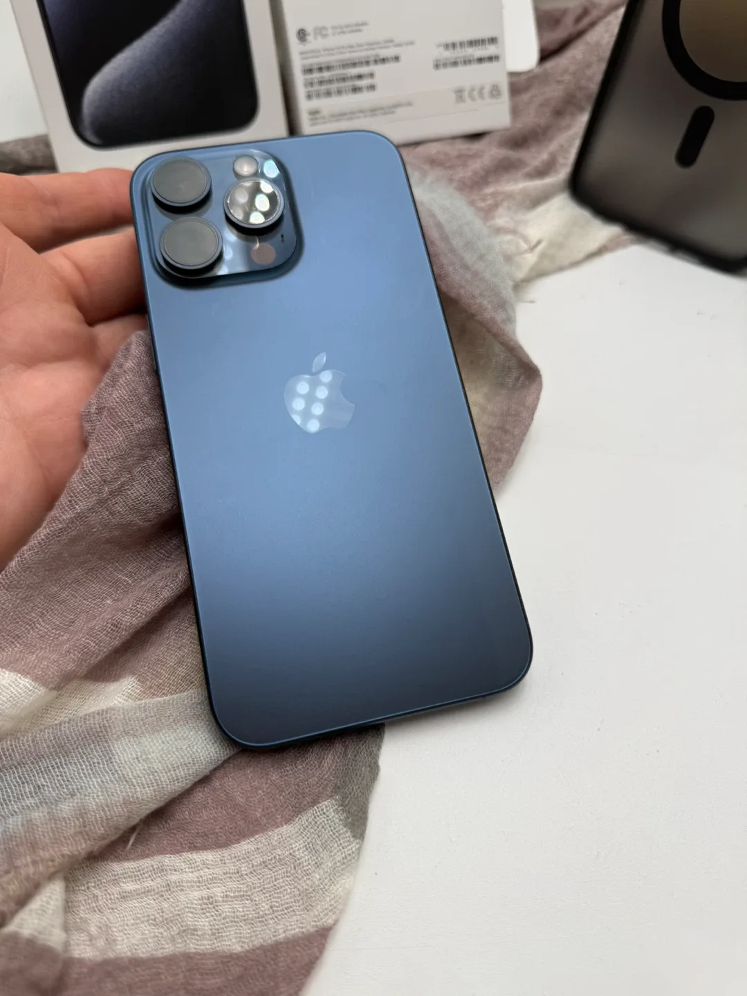 iPhone 15 Pro Max, 256GB, 10/10 Condition image indicator(8)