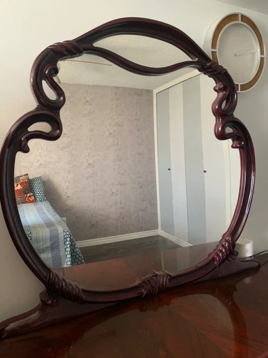 Antique Vanity Dresser with Mirror image indicator(3)