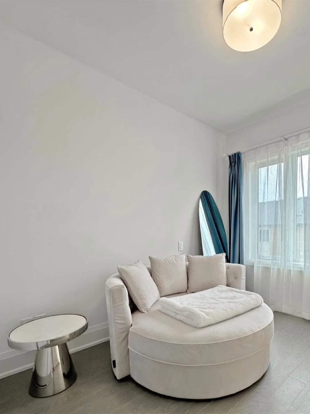 Oversized Round Sofa Bed Swanson S0250 thumbnail