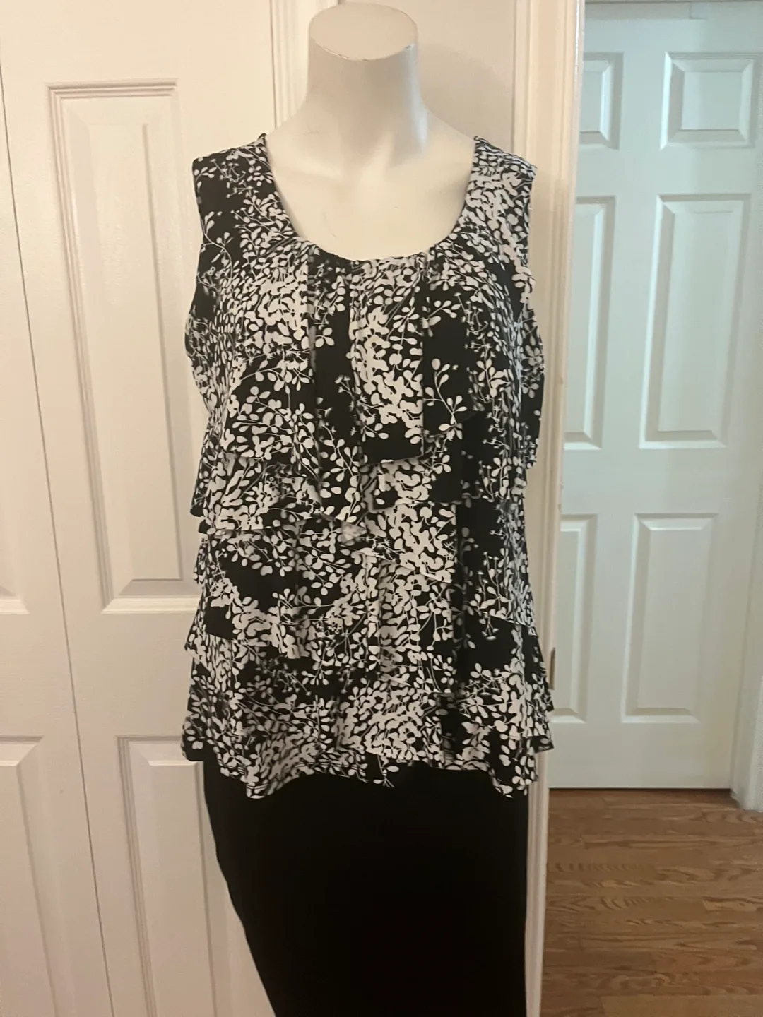 Denver Hayes Black & White Floral Tank Top - L image indicator(3)