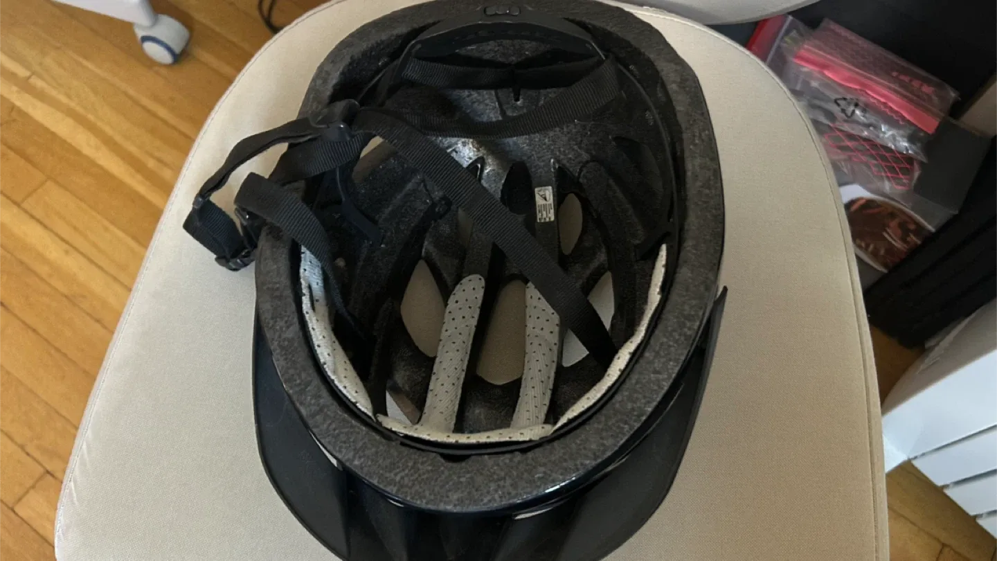 Black Bike Helmet - Great Condition! image indicator(3)