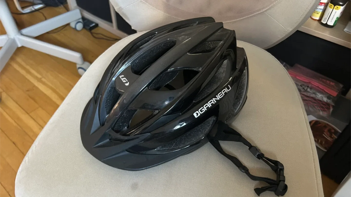 Black Bike Helmet - Great Condition! image indicator(2)
