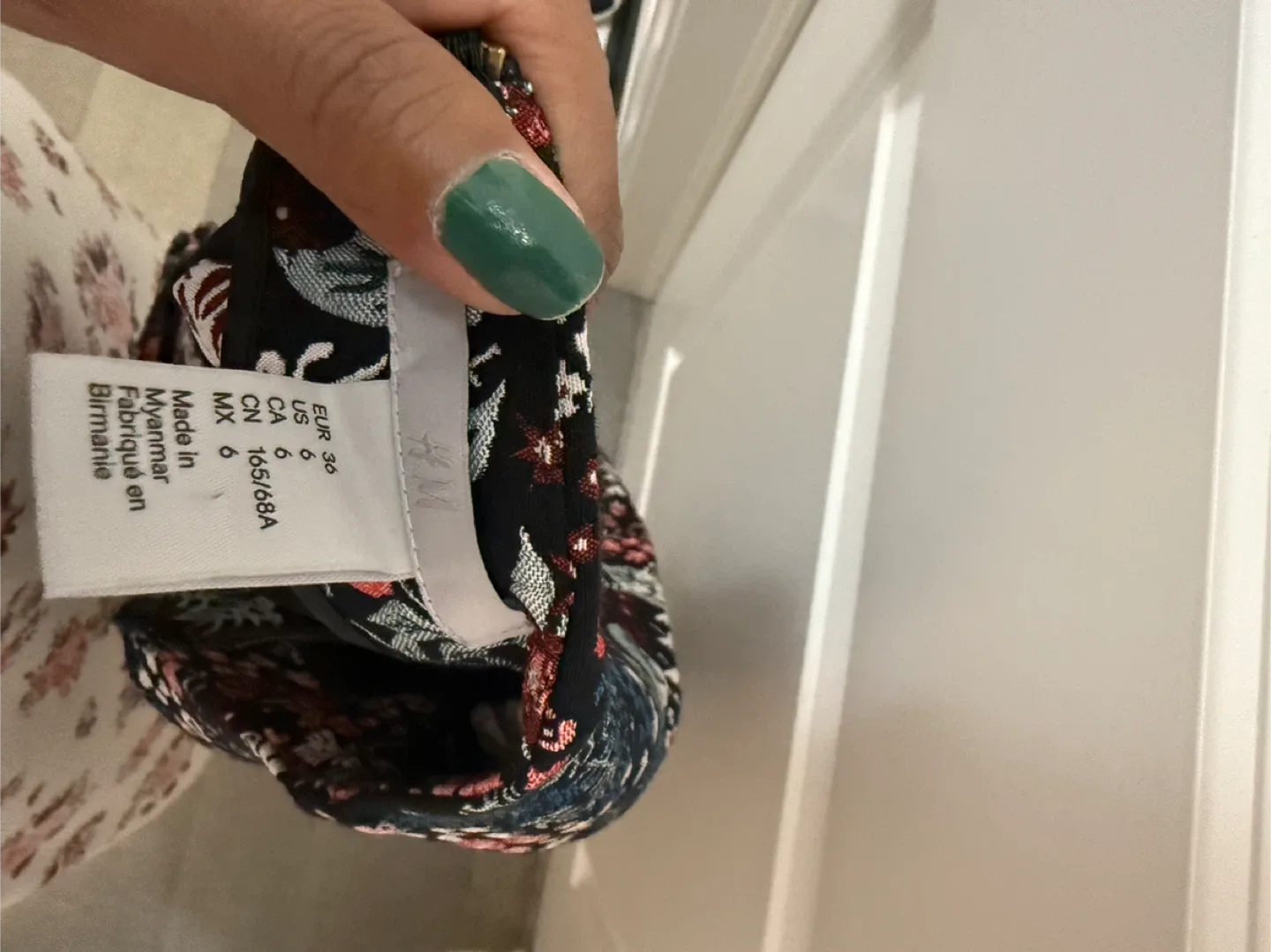 H&M Floral Mini Skirt - Size 6 image indicator(2)