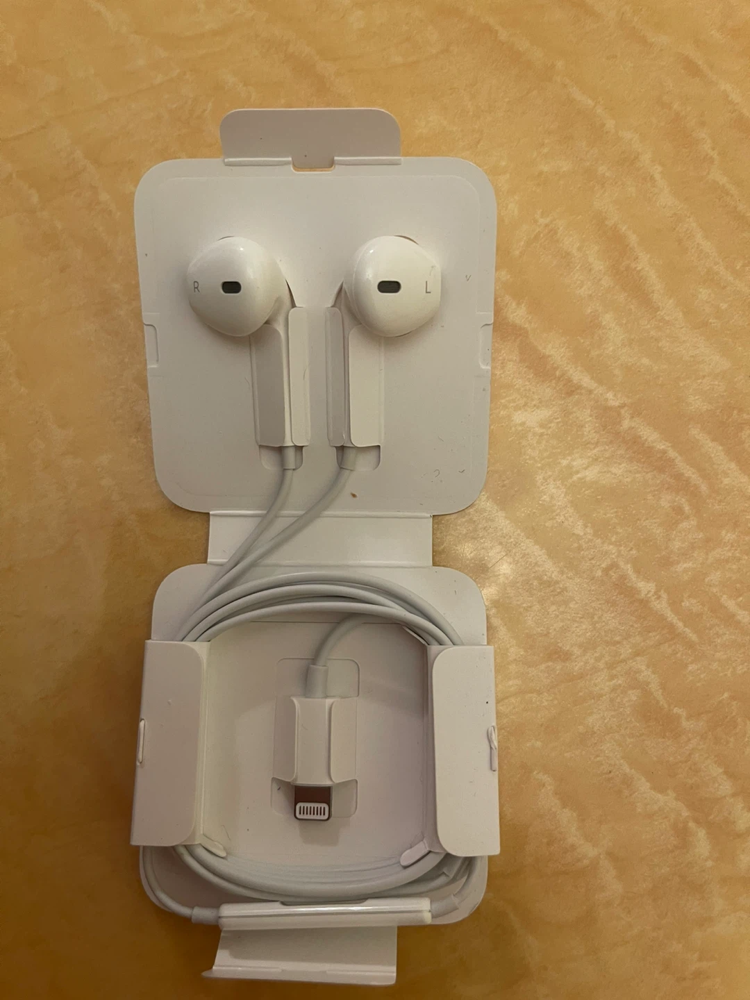 Apple EarPods (Lightning Connector) - New - photo 2