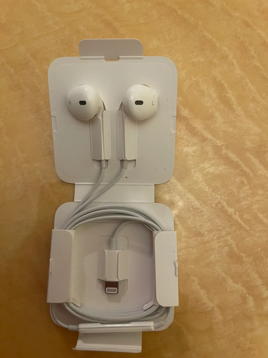 Apple EarPods (Lightning Connector) - New image indicator(2)