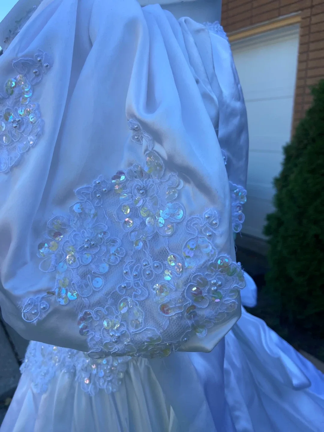 White Wedding Dress image indicator(2)