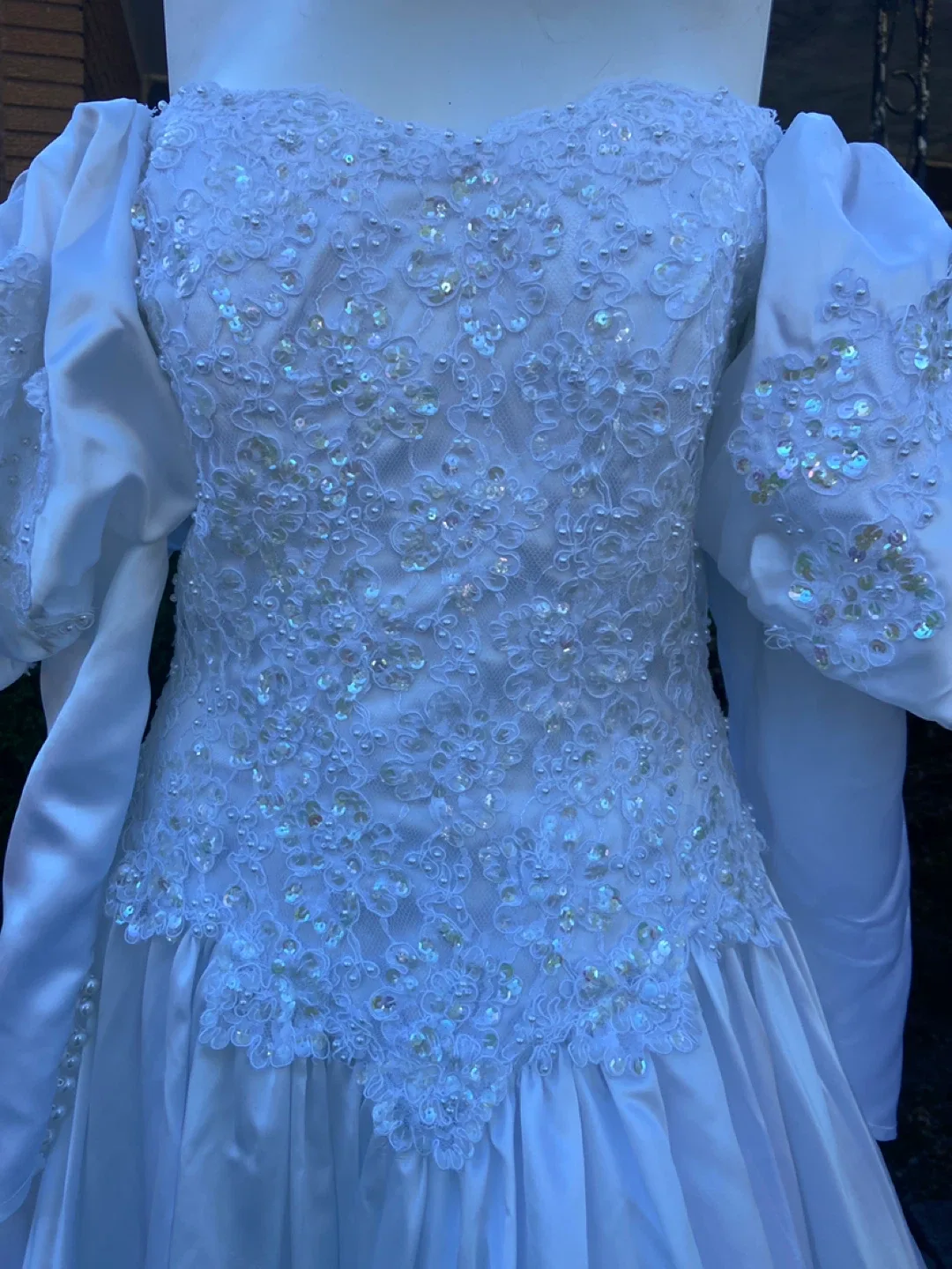 White Wedding Dress image indicator(3)