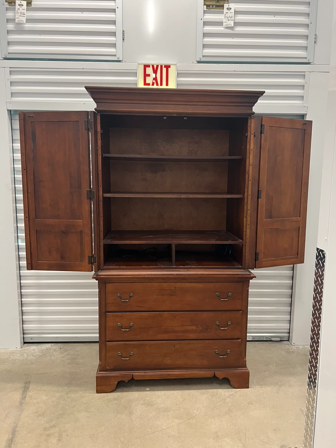 Armoire Wardrobe/Dresser - photo 3