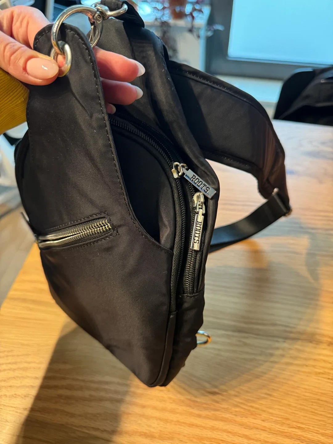 Brand New Roots Cross Body bag image indicator(2)