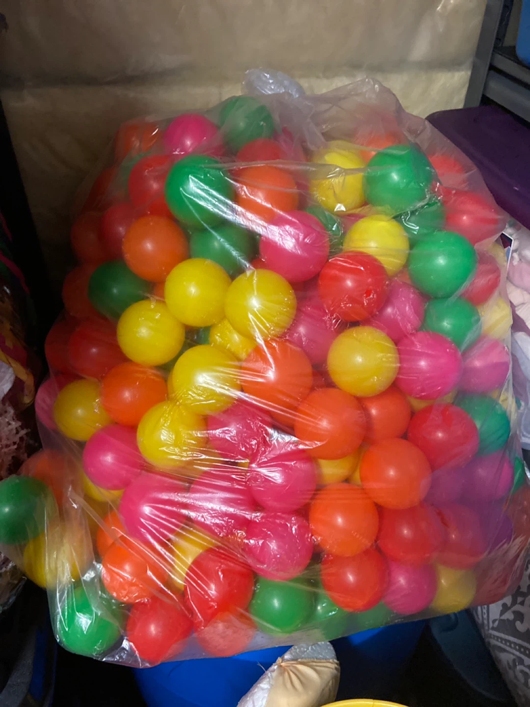 Bag of colourful play balls around 900 balls