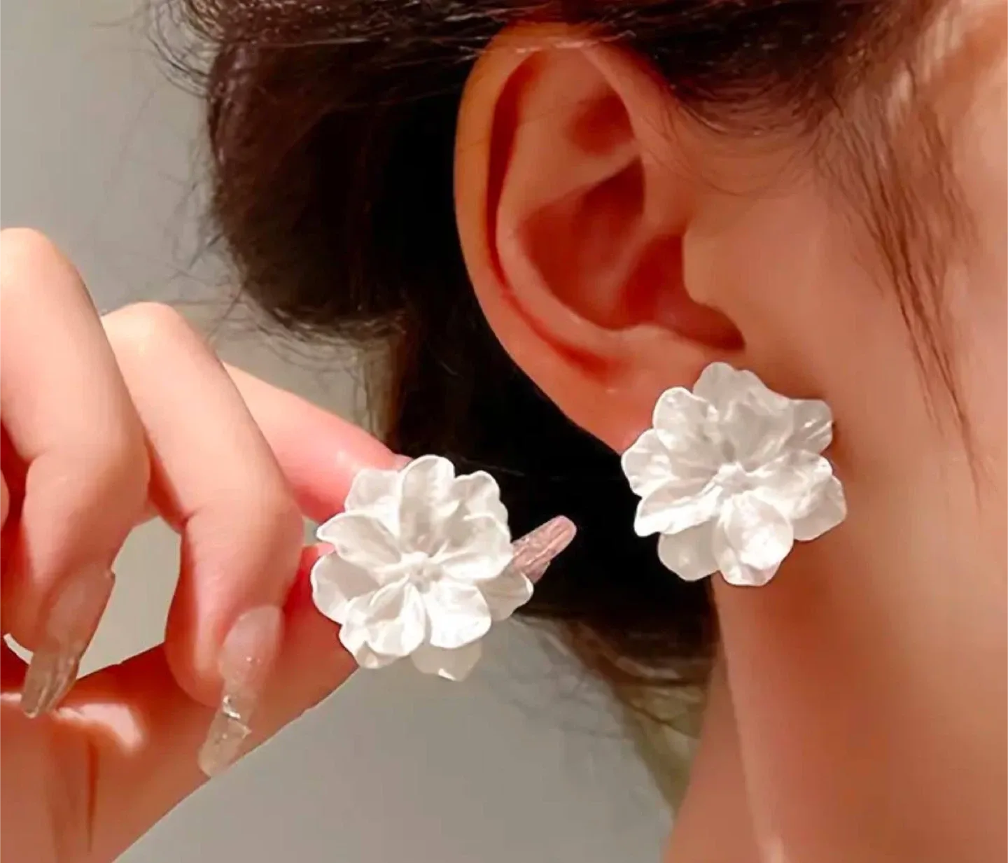 White Flower Stud Earrings thumbnail