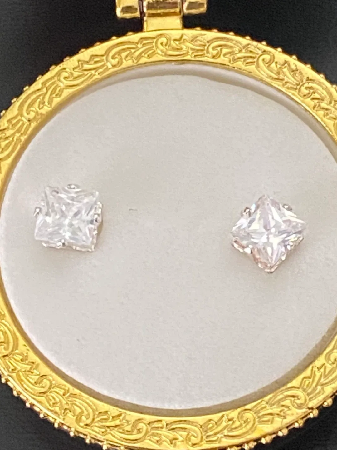 NEW! Avon Stunning CZ Stud Earrings in Santa ornament! image indicator(3)