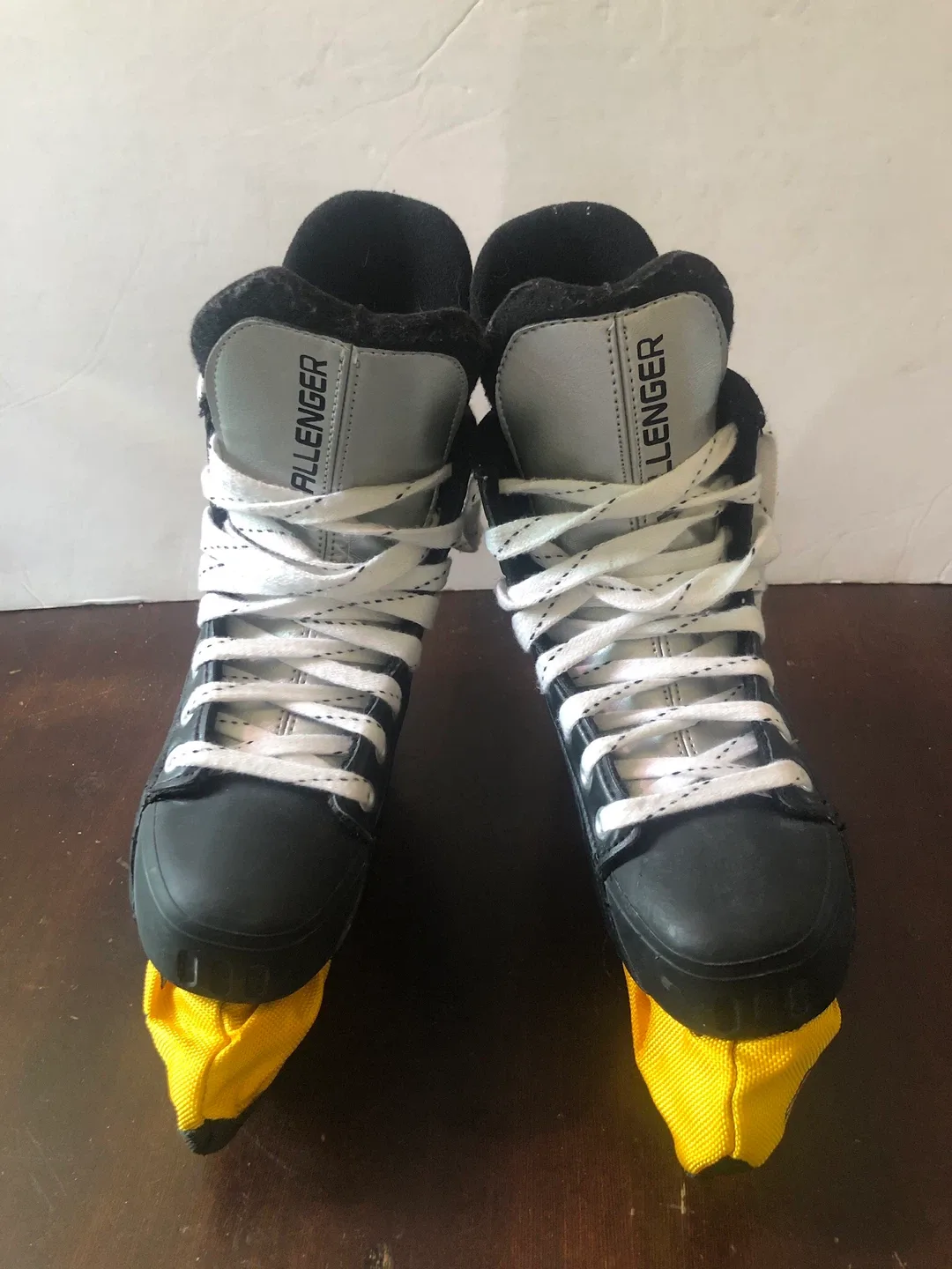 Boys Hockey Skates . Size 4r (shoe size 5) Bauer. image indicator(3)