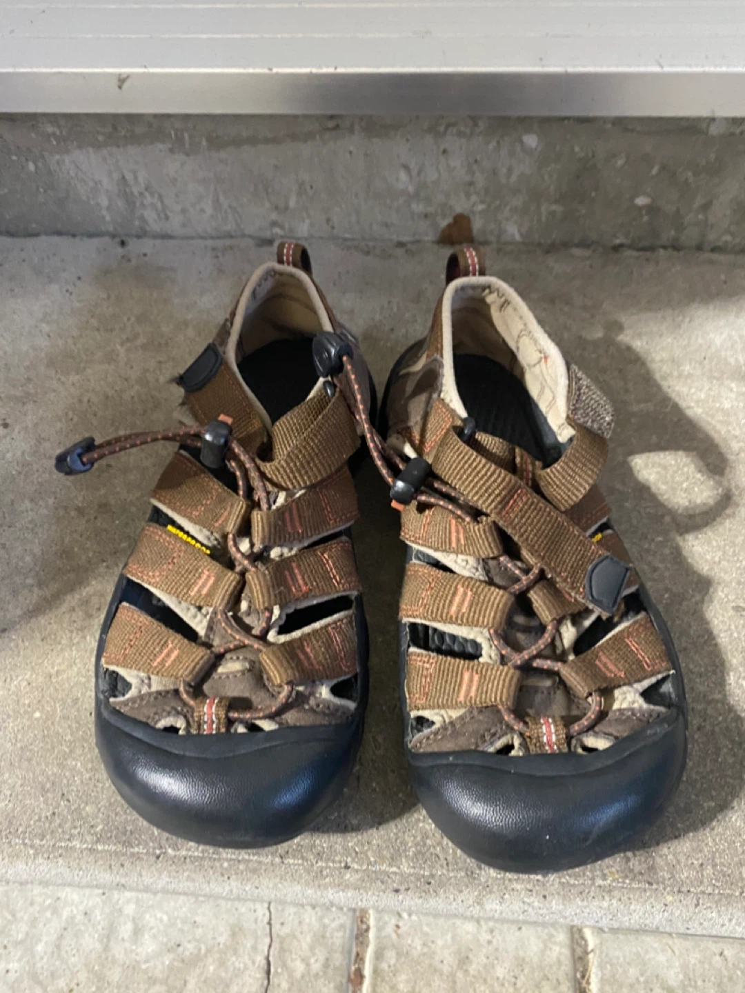 KEEN youth Size 3 Brown Sandals