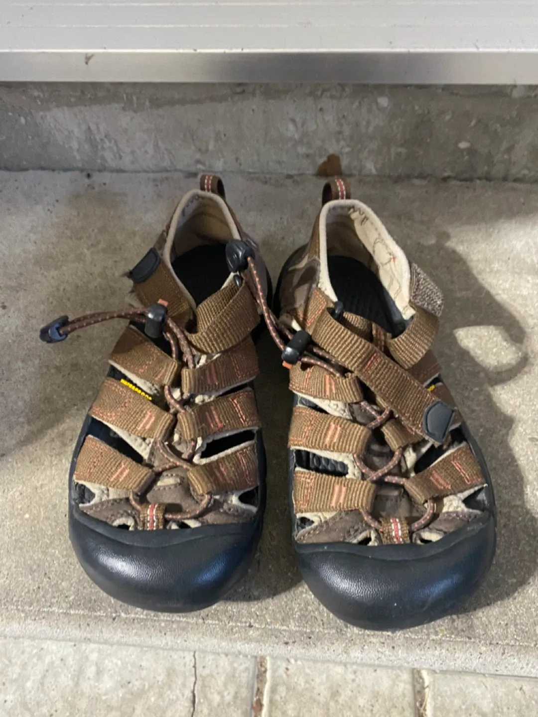 KEEN youth Size 3 Brown Sandals thumbnail