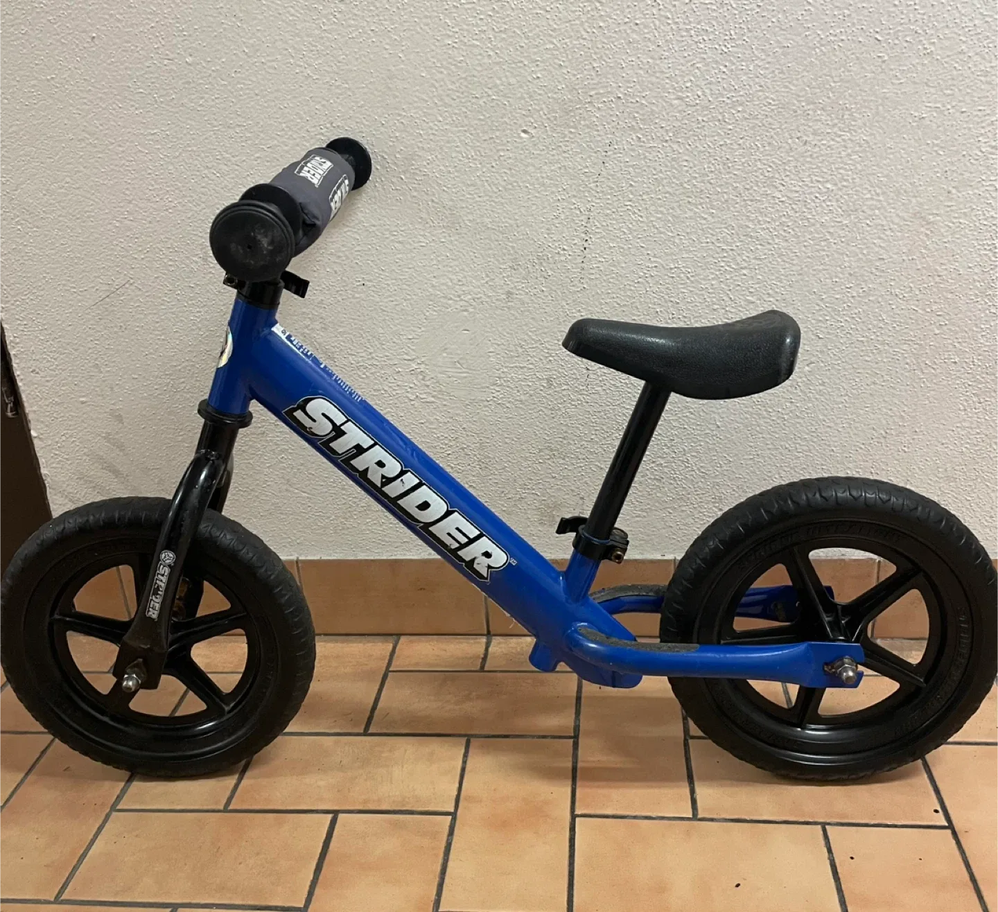 Strider Balance Bike - Blue with Helmet image indicator(2)