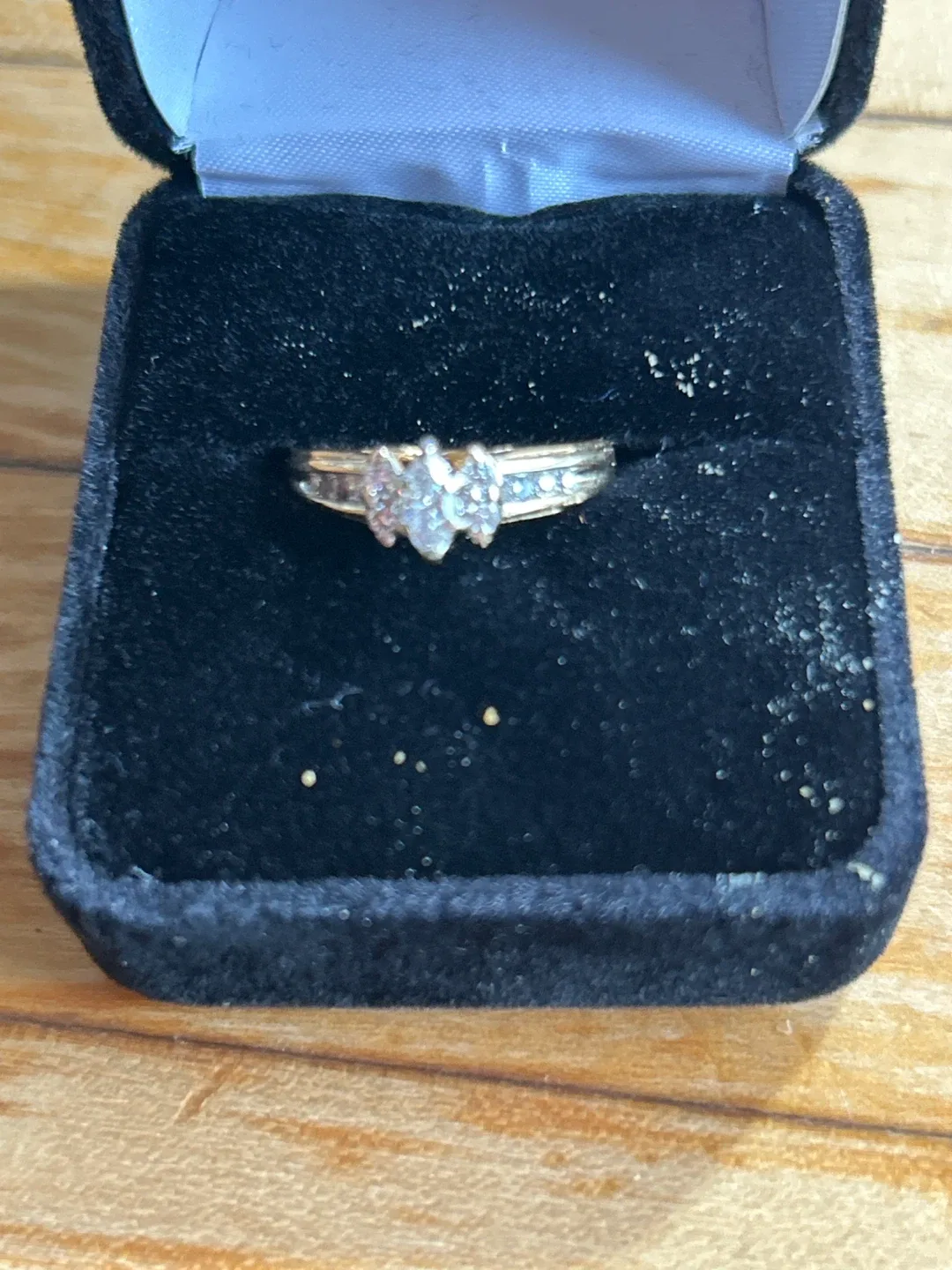 14 Kt solid gold and diamonds ring thumbnail