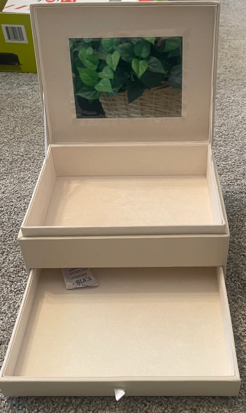 Elie Saab Le Parfum Gift Box image indicator(2)