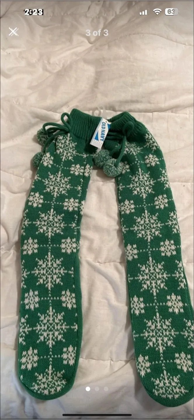 Old Navy Green Snowflake Slipper Socks - Size L thumbnail