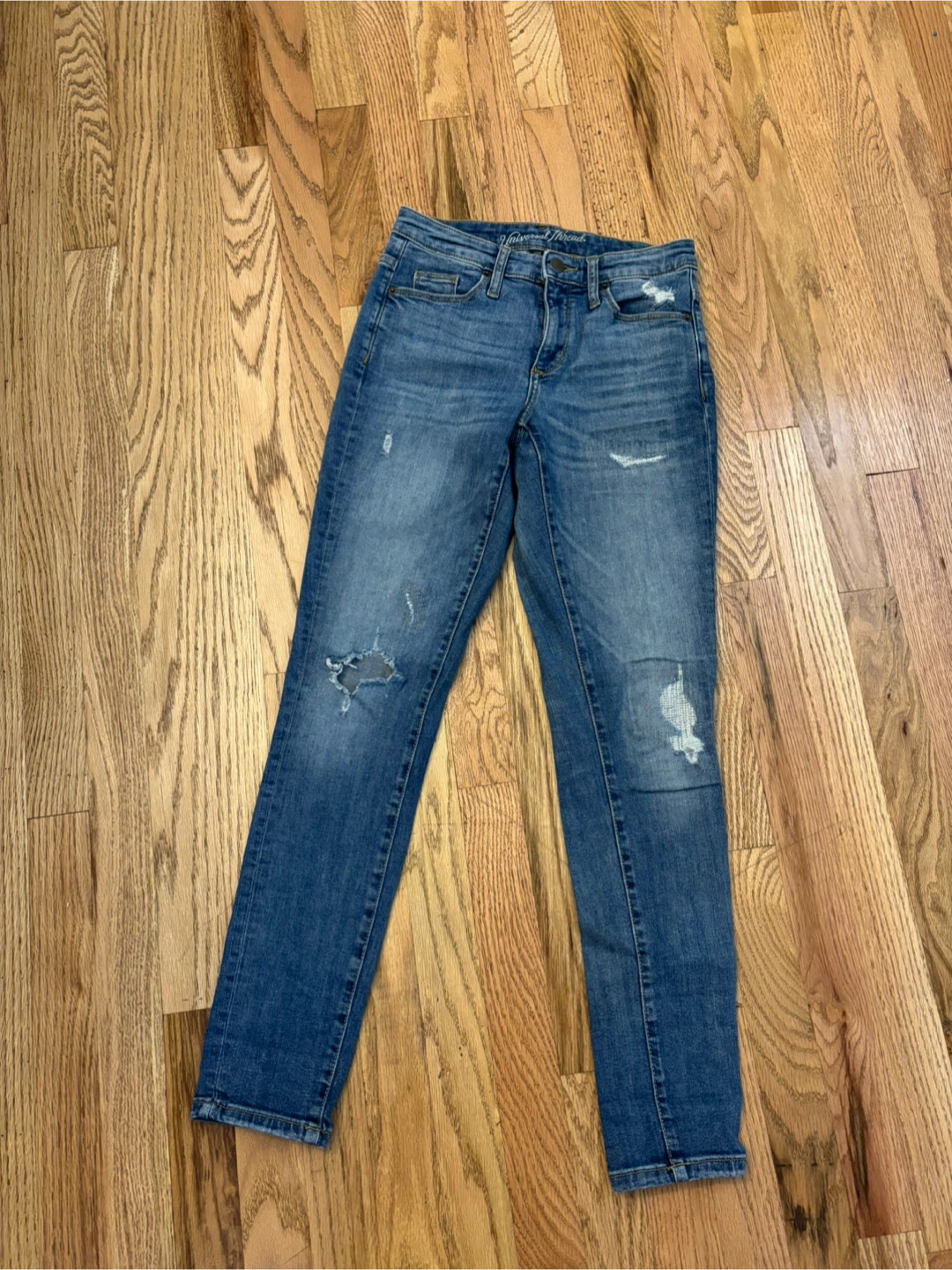 Universal Thread Distressed Jeans Size 2/26R