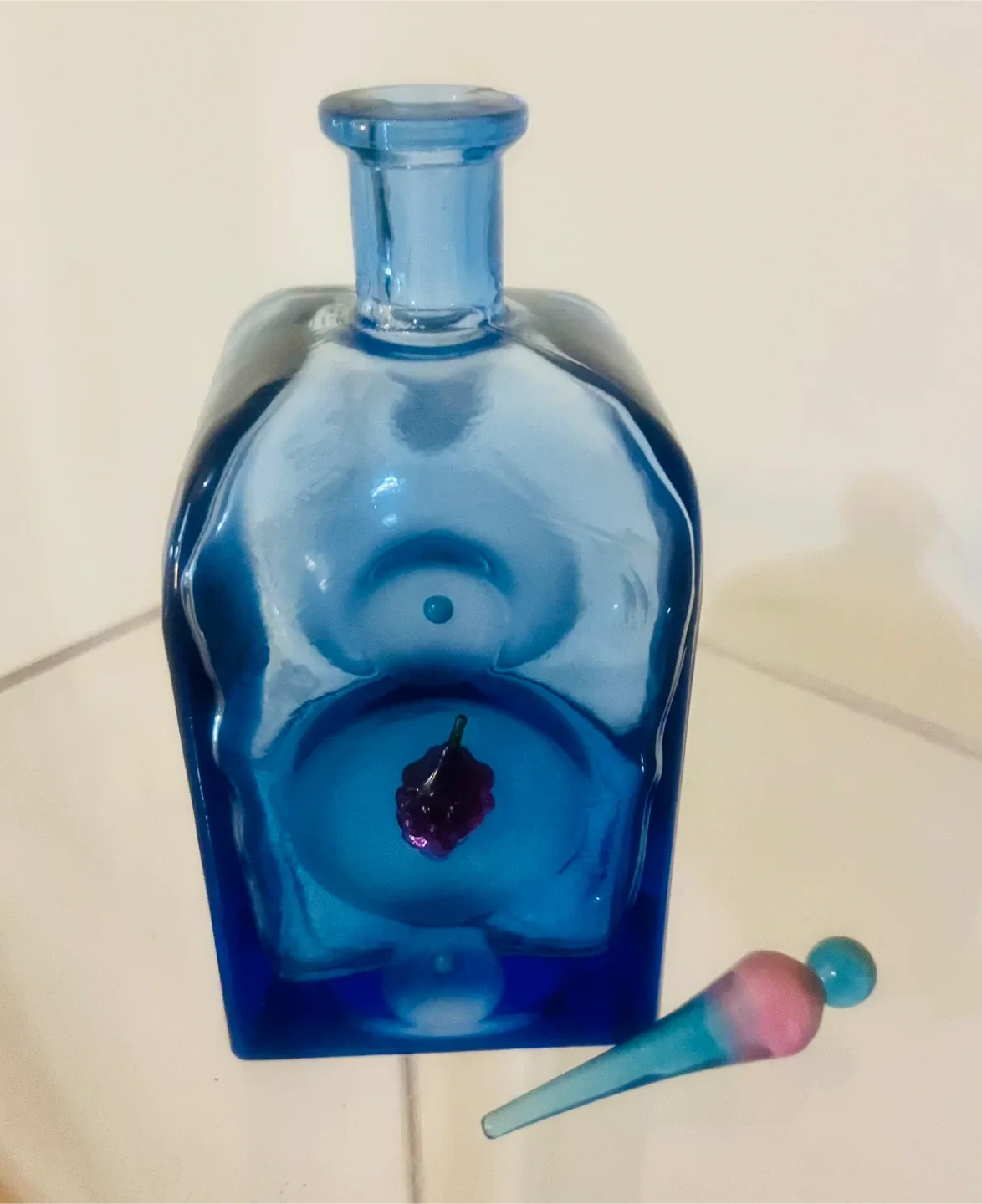 Blue Glass Decanter with Stopper image indicator(2)