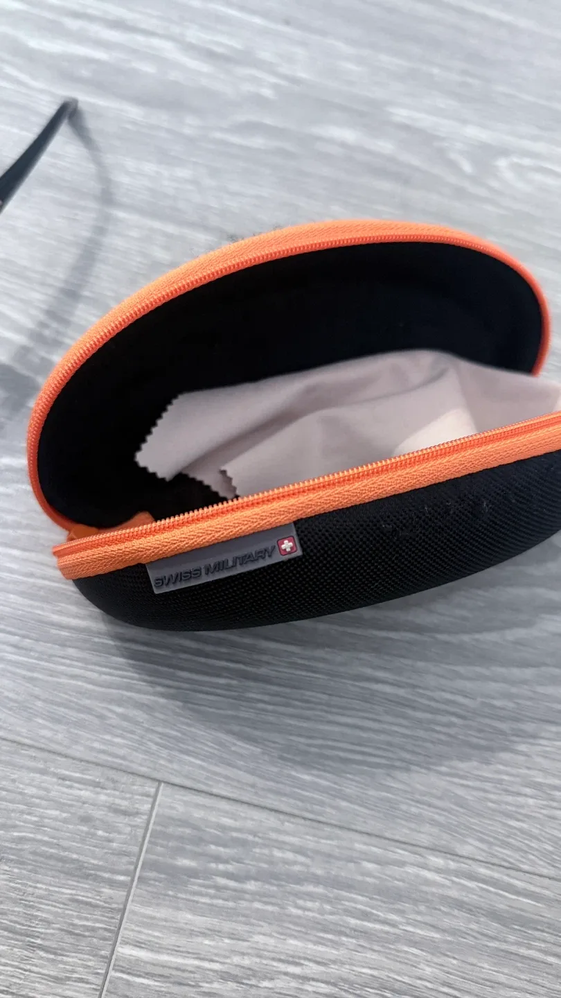 Swiss Military Sunglasses with Case image indicator(2)