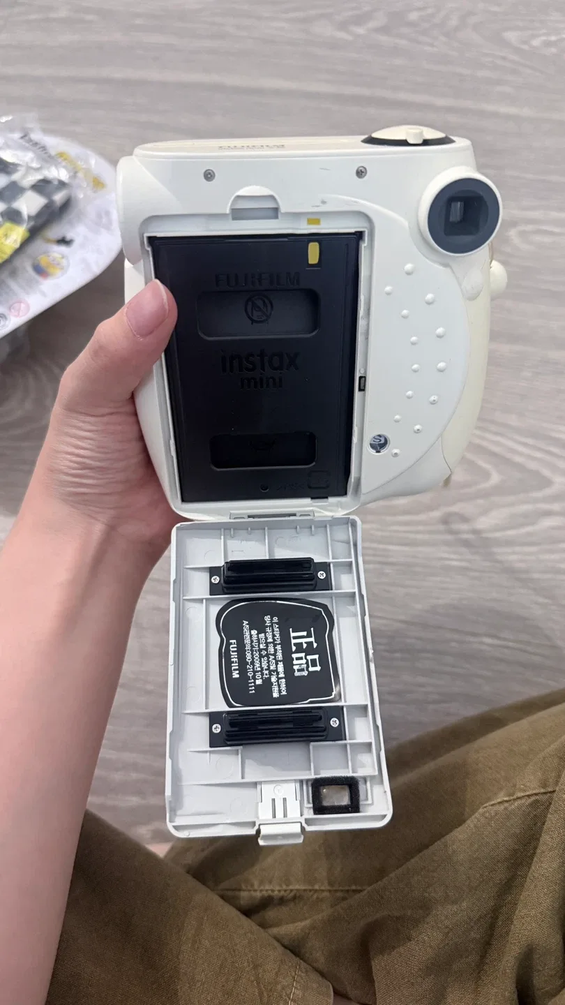 Fujifilm Instax Mini 7S Instant Camera - White image indicator(2)