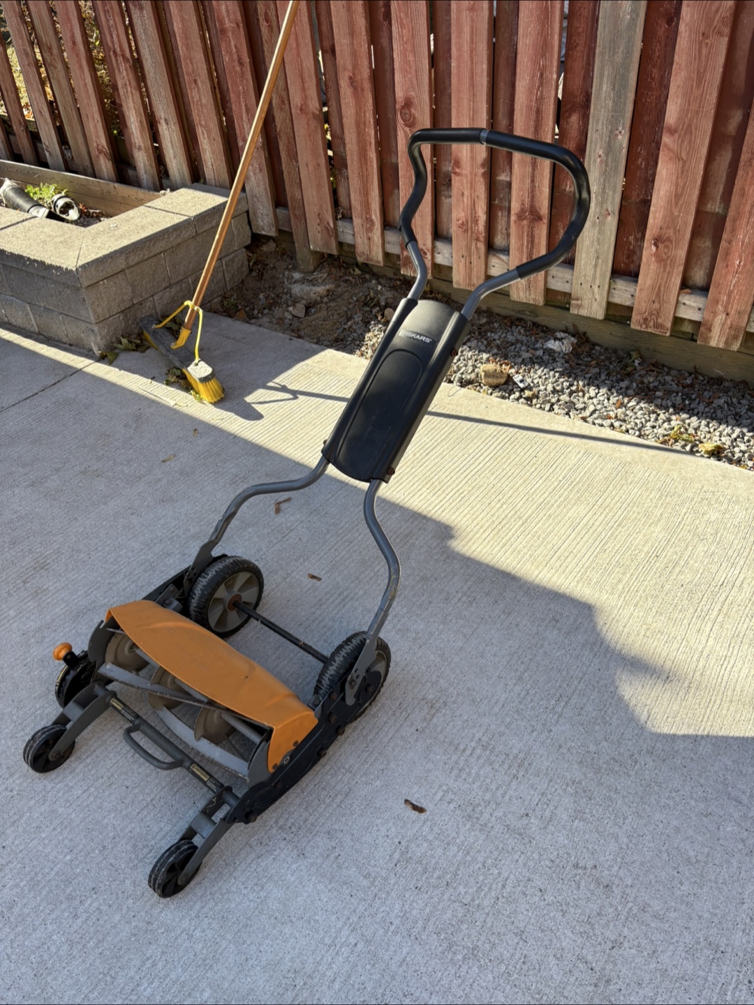 Fiskars Momentum Push Reel Lawn Mower - photo 3