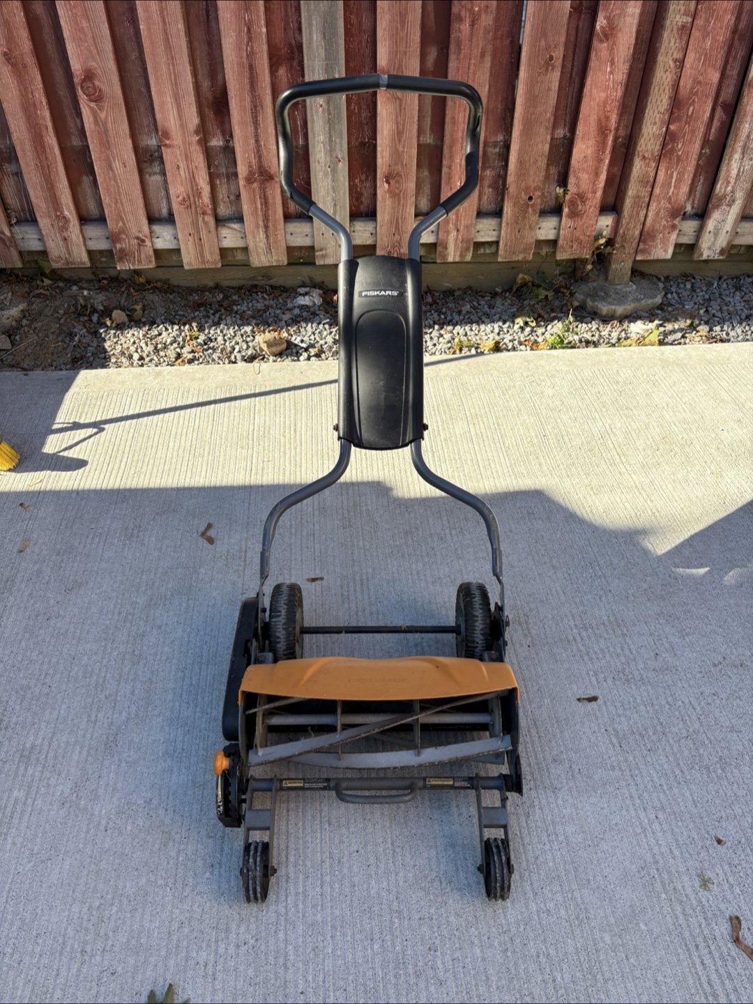 Fiskars Momentum Push Reel Lawn Mower