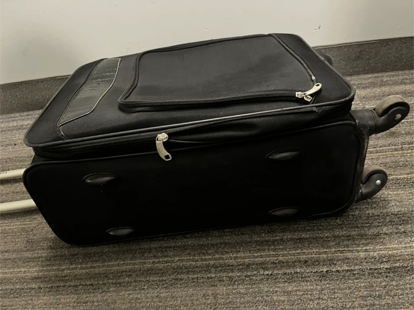 Black Rolling Suitcase 22” Carry-on image indicator(3)