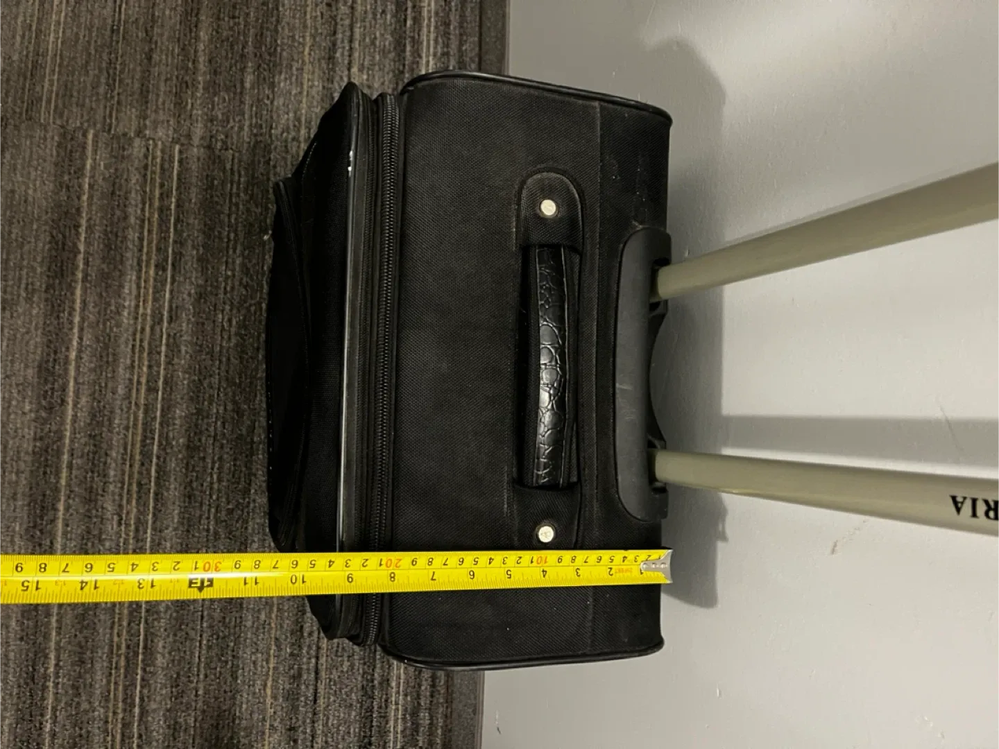 Black Rolling Suitcase 22” Carry-on image indicator(4)