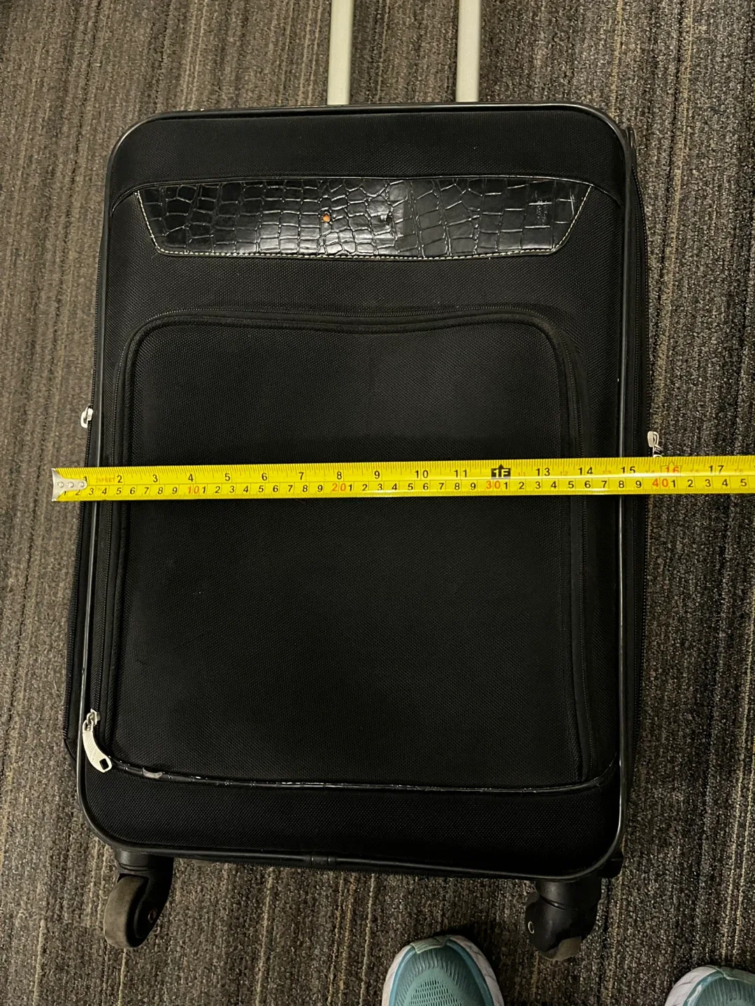 Black Rolling Suitcase 22” Carry-on image indicator(5)