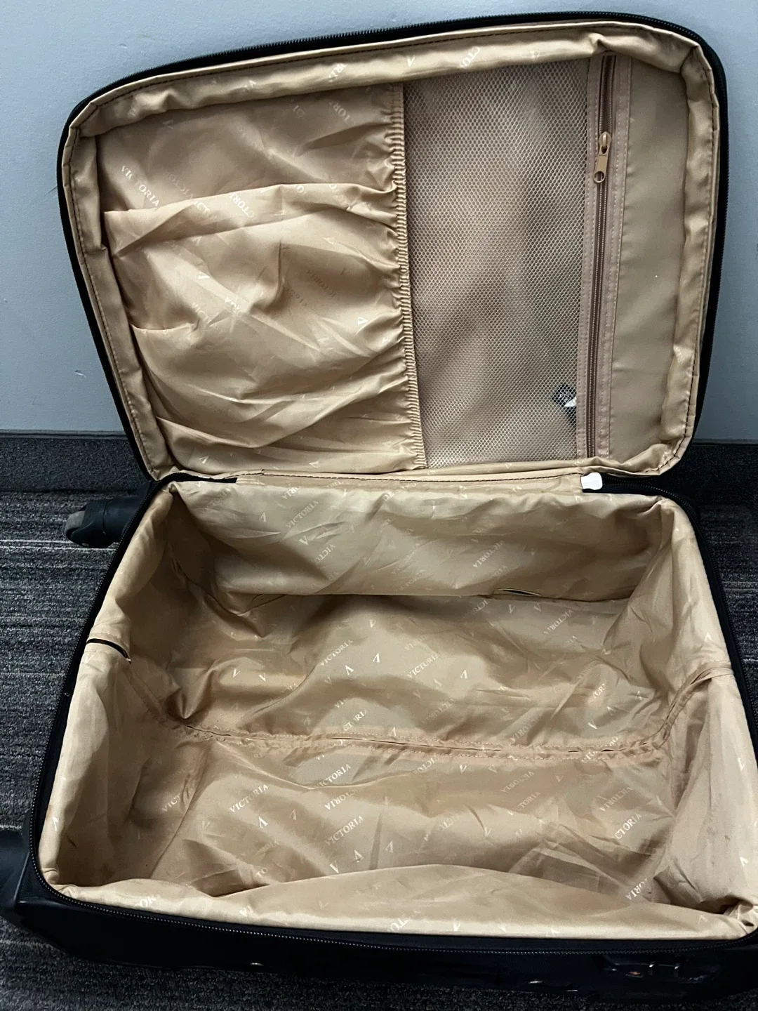 Black Rolling Suitcase 22” Carry-on image indicator(7)