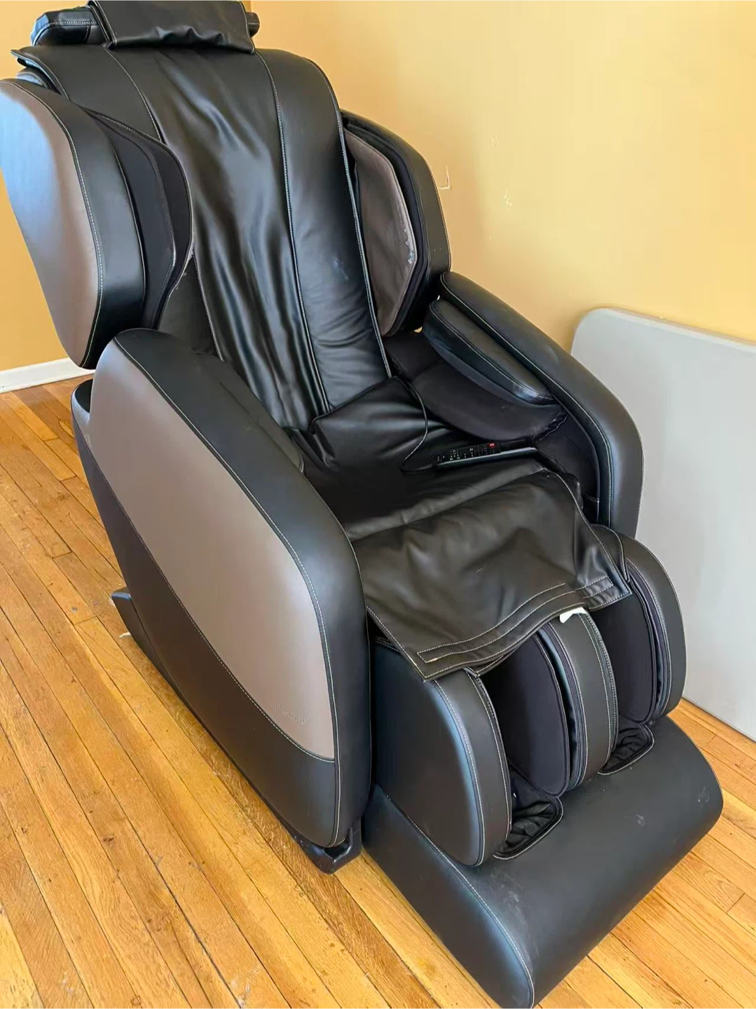 Zero gravity Black Massage Chair