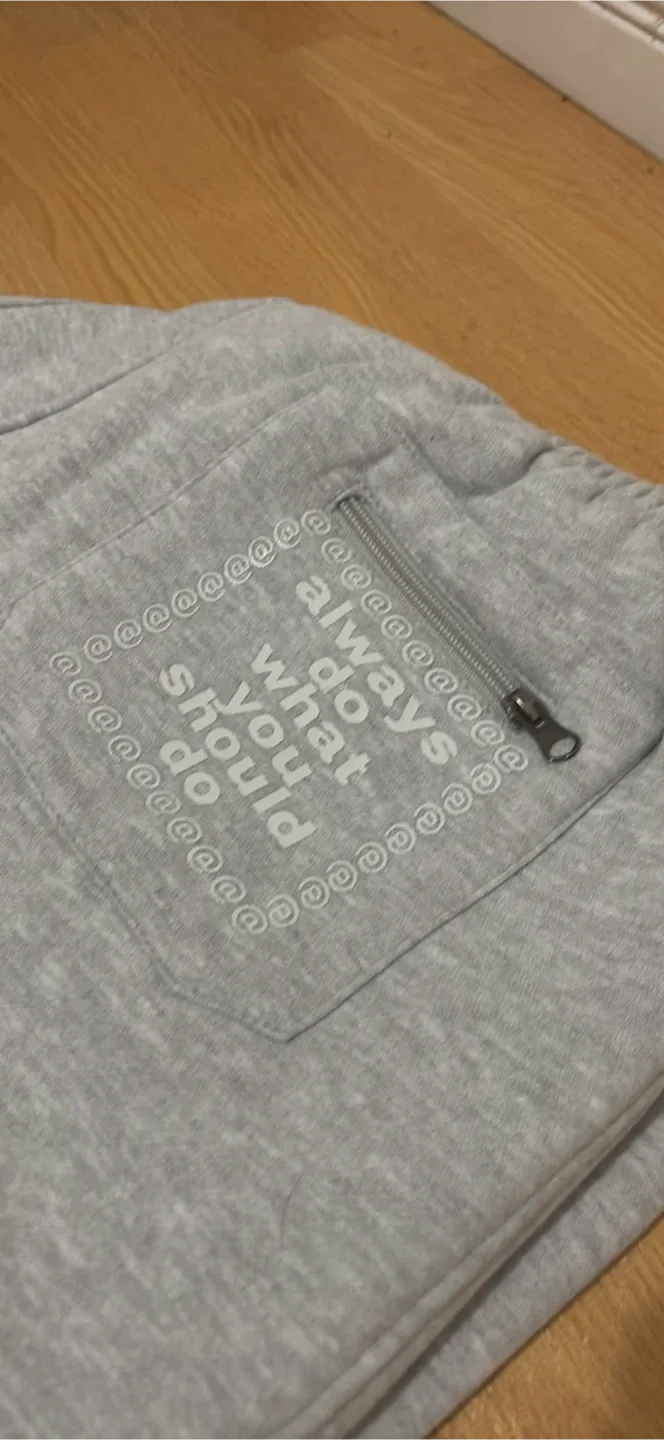 Grey Sweats image indicator(2)