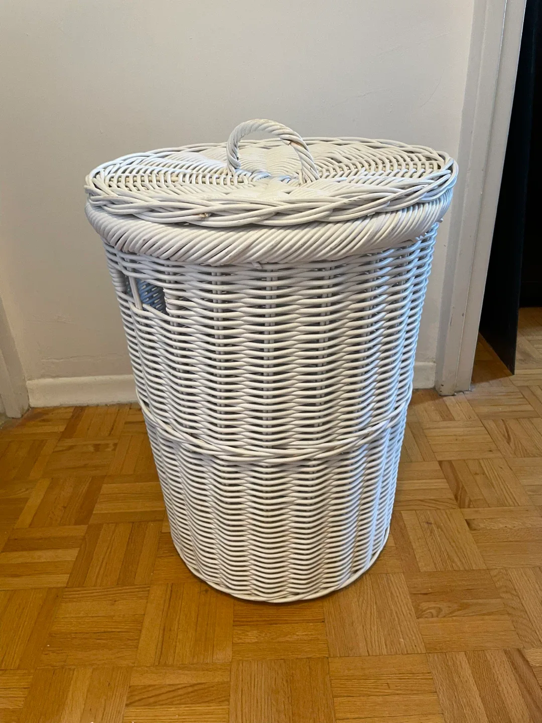 White Wicker Laundry Hamper with Lid thumbnail