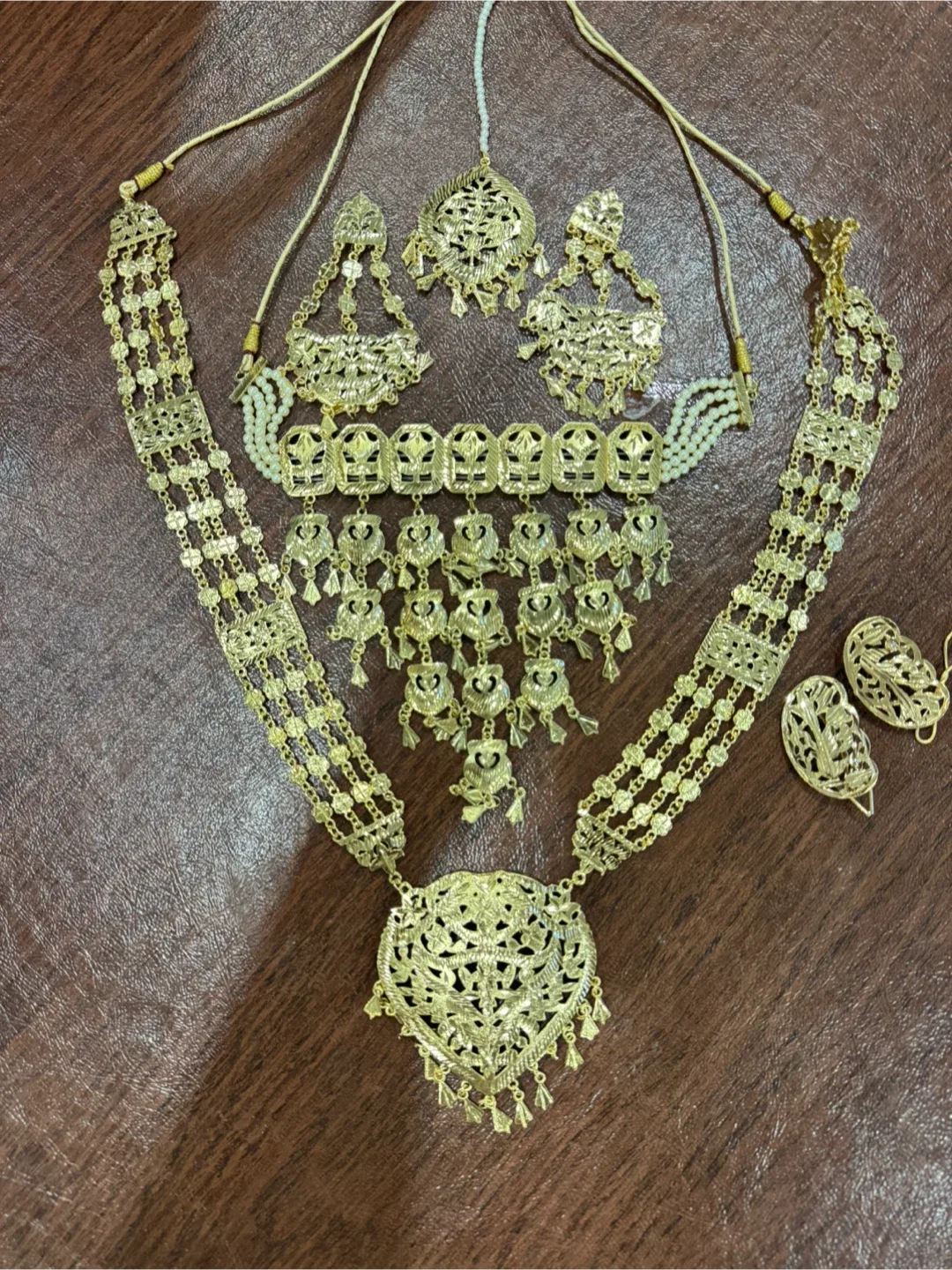 Gold Coloured Jewellery Set image indicator(2)