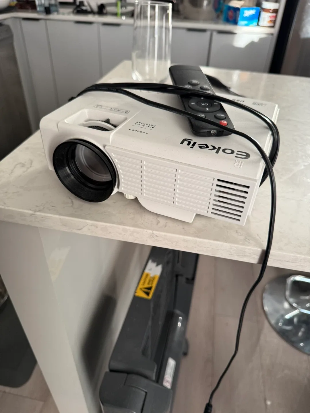 Eokeiylu Projector with 100 inch Screen thumbnail