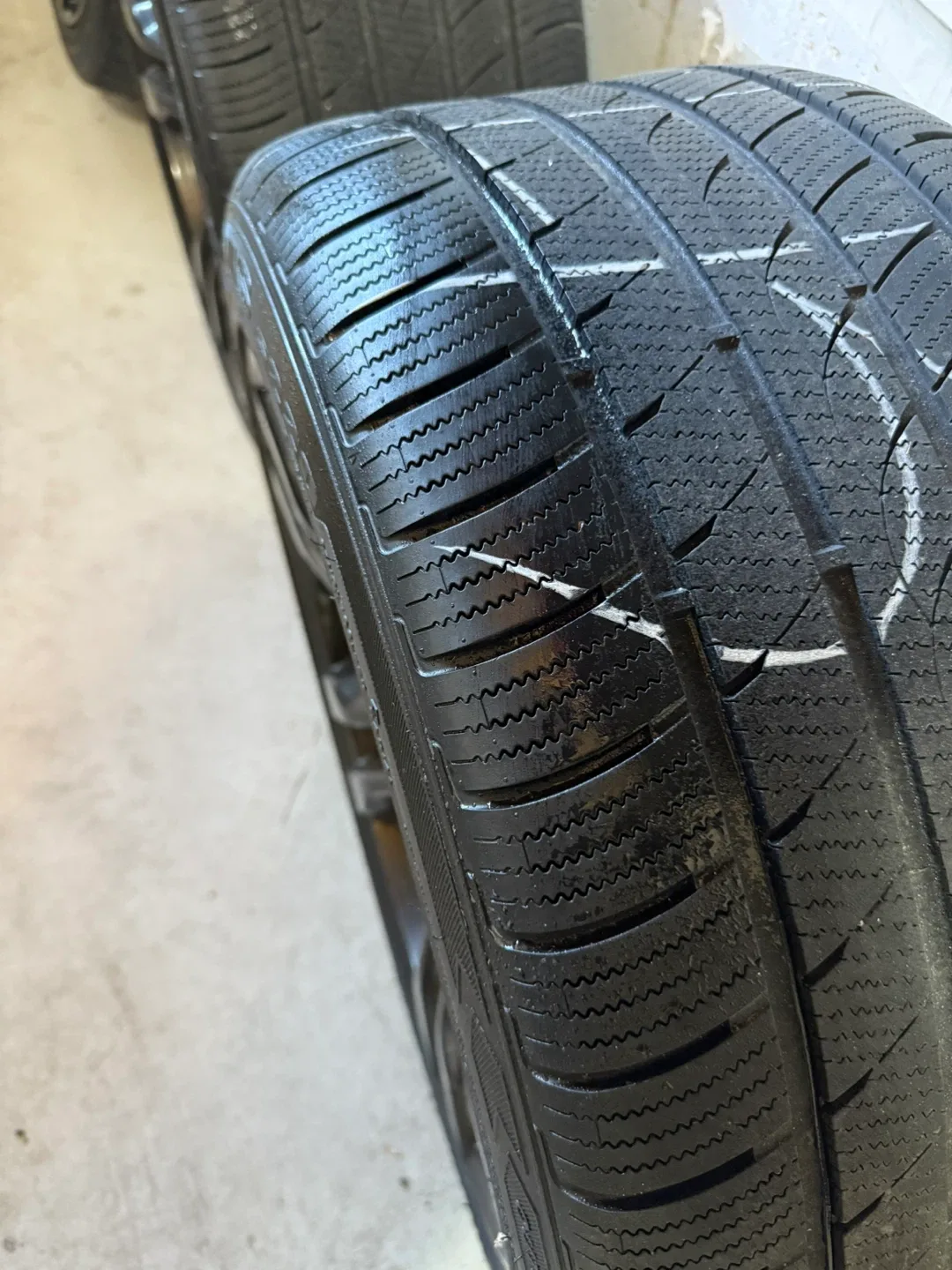 Set of 4 Tires: 275/40R20 & 315/35R20 image indicator(5)