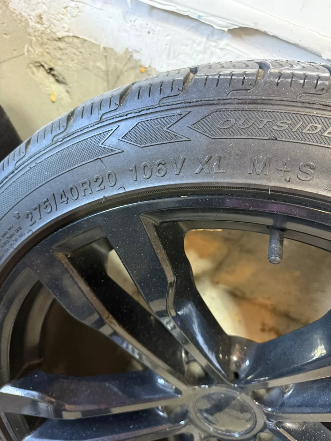 Set of 4 Tires: 275/40R20 & 315/35R20 image indicator(3)