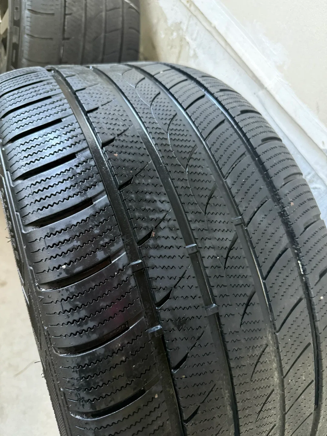 Set of 4 Tires: 275/40R20 & 315/35R20 image indicator(2)