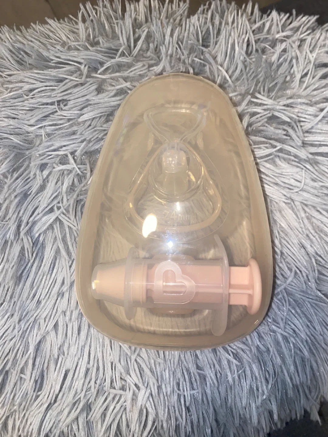 Munchkin Flow Nipple Shield + 3-Piece Starter Kit image indicator(7)